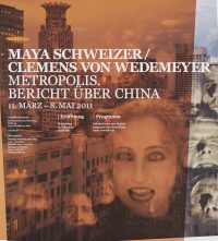 Plakat_Maya Schweizer_Clemens von Wedemeyer_Metropolis.Berichte über China.jpg
